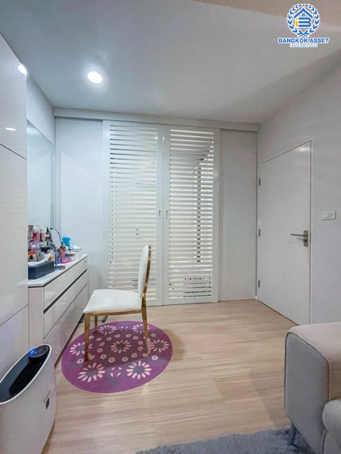 ทาวน์เฮ้าส์มือสองย่านกรุงเทพมหานคร ม.บ้านกลางเมือง งามวงศ์วาน คุณภาพระดับ AP หลังมุม! เนื้อที่ 18.5 ตร.ว. ฟังก์ชัน 3 ห้องนอน 3 ห้องน้ำ 2 ที่จอดรถ บ้านสภาพเยี่ยม ใกล้รถไฟฟ้าสายสีม่วง "สถานีศูนย์ราชการนนทบุรี", สายสีแดง "สถานีบางเขน" และทางด่วน "ศรีรัช"